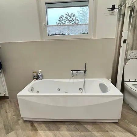 Villino Ca' Bianca, Vicino Ad Alba, Tre Da Letto, Sollevatori Aerei, Intera Proprieta Villa *