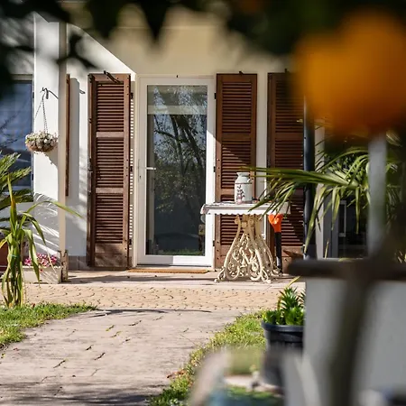 Villino Ca' Bianca, Vicino Ad Alba, Tre Da Letto, Sollevatori Aerei, Intera Proprietà Villa