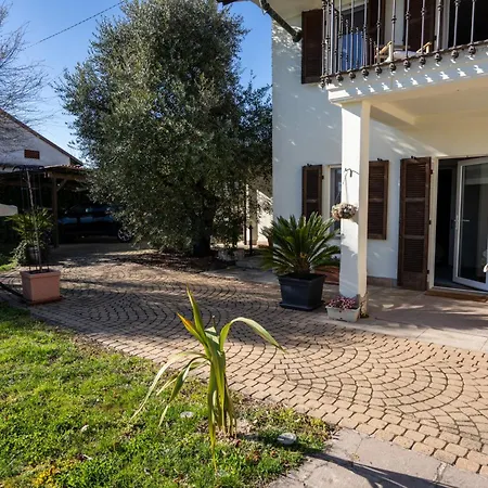 Villino Ca' Bianca, Vicino Ad Alba, Tre Da Letto, Sollevatori Aerei, Intera Proprietà Villa